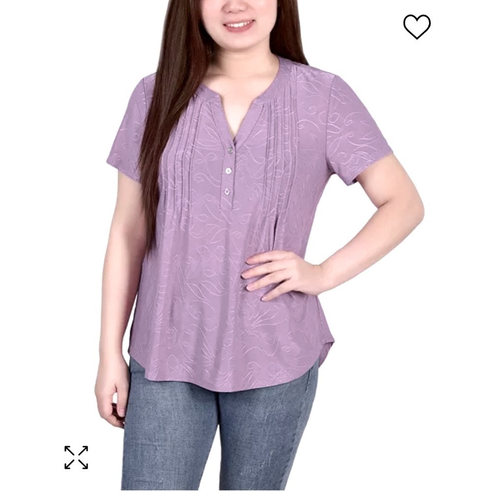 NY COLLECTION
Short Sleeve Y-neck Jacquard Knit Top Lilac Small NWT